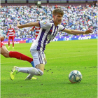 Toni Villa, a punto de caer al suelo tras una entrada de un jugador del Granada el pasado martes.-J.M. LOSTAU