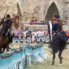 Recreación del torneo en el que los caballeros miden sus fuerzas a los pies del puente medieval.-ICAL