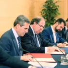 El presidente de la Junta, Juan Vicente Herrera, firma con los portavoces de los Grupos Parlamentarios de Podemos, Pablo Fernández (I), del PP, Juan José Sanz Vitorio (2I), del PSOE, Luis Tudanca (2D), y de Ciudadanos, Luis Fuentes (D), el Acuerdo-ICAL