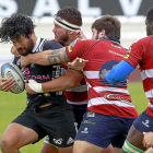 Dos jugadores de La Vila intentan frenar el ataque de Nuu Junior.-J. M. LOSTAU