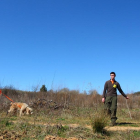 Dos cazadores con sus perros durante una jornada de caza.-ICAL
