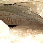 Bóveda de la bodega-fosa común de ‘los Alfredos’, encontrada ayer en la excavación de Medina del Campo.-EL MUNDO
