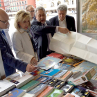 La delegada del Gobierno en Castilla y León, María José Salgueiro, visita el stand del Instituto Geográfico Nacional en la Feria del Libro de Valladolid.-ICAL