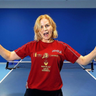 La rumana Marina Vintila posa exultante en el CT Río Esgueva con la camiseta del Vasa Arroyo CDO.-J. M. LOSTAU