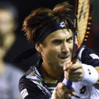 David Ferrer devuelve una bola a Fernando Verdasco, en el torneo de París-Bercy.-
