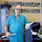Carlos Vaquero, jefe del Servicio de Angiología y Cirugía Vascular del Hospital Clínico Universitario de Valladolid, en su despacho.-J. M. LOSTAU