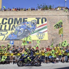 Valentino Rossi ha sacado su Yamaha M1 de GP a pasearpor las calles de Tavullia, su pueblo, para calentar el GP de San Marino de este fin de semana.-MILAGRO / TINO MARTINO