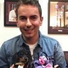 Jorge Lorenzo posa con su nueva mascota, un cachorro de Teckel, llamado Destino Lorenzo Tomás.-