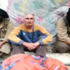 El turista francés, que se autoidentifica como Hervé Gourdel, sentado en medio de sus secuestradores, en una imagen de vídeo.-Foto: REUTERS TV