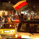 Kurdos sirios celebran con banderas del Kurdistán la victoria del sí en el referéndum, en Qamishli (norte de Siria), el 25 de septiembre.-AP / BADERKHAN AHMED