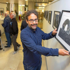 Iván García junto a algunas de sus fotografías.-J. M. LOSTAU