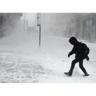 Un neoyorquino intenta avanzar a través de la tormenta de nieve en la ciudad.-/ THEO WARGO