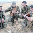 El combatiente// Jordan Matson, el segundo por la izquierda, junto a varios combatientes kurdos.-JORDAN MATSON / FACEBOOK