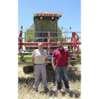 Baldomero y Jorge, padre e hijo, en plenas labores de cosecha en su explotación de Fresno El Viejo-M. C.