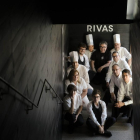 El equipo completo del restaurante Rivas, en la entrada del establecimiento de Vega de Tirados, (Salamanca).-ENRIQUE CARRASCAL