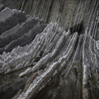Vista del 'flysch' de la playa de la localidad guipuzcoana de Zumaia, donde ya ha desembarcado el equipo técnico de 'Juego de tronos'.-JAVIER ETXEZARRETA / EFE