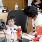 Beatriz Fraile, portavoz del Partido Socialista en Arroyo de la Encomienda, acudió ayer al pleno con su hija de dos años y medio.-E.M