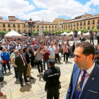 El alcalde, Mario Simón, abandona el Ayuntamiento increpado por lo manifestantes congregados en la plaza Mayor.-ICAL