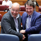 El presidente de la Junta, Alfonso Fernández Mañueco, y el vicepresidente, Francisco Igea, bromean antes de dar comienzo el Pleno de las Cortes de Castilla y León.-ICAL