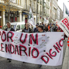 Manifestación de Aubasa a su paso por la calle Duque de la Victoria.-ICAL