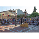 Cientos de personas disfrutan en Olmedo de uno de los espectáculos de la XI Muestra de Artes Circenses.-PIO BARUQUE FOTÓGRAFOS