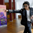 Álex Blanco, caracterizado como Michael Jackson, ayer, en el teatro Calderón.-J.M. LOSTAU