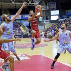 Astilleros intenta penetrar a canasta durante el partido de ida ante elBreogán celebrado enPisuerga-J. M. LOSTAU