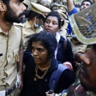 La policía escolta a mujeres que no lograron entrar en el templo de Sabarimala el 24 de diciembre del 2018.-AFP