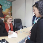 La escritora María Tena, ayer, en la Feria, firmado ejemplares de su libro ‘Nada que no sepas’.-FLV