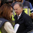 El presidente de Manos Limpias, Miguel Bernard, ayer, el pasado viernes, acompañado por la policía.-JOSÉ LUIS ROCA