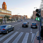 La Avenida de Segovia vista desde la plaza del Carmen, con los cuatro carriles que pasarán a quedarse en dos.-J.M. LOSTAU