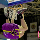 Javi Lucas se cuelga del aro de forma acrobática, tras machacarlo durante el tercer cuarto-Pablo Requejo