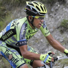 Alberto Contador, camino de Pra Loup, en el pasado Tour, tras la caída.-AP/ CHRISTOPHE ENA