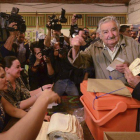 El presidente saliente, José Mujica, deposita su voto en Montevideo.-Foto: REUTERS / CARLOS PAZOS