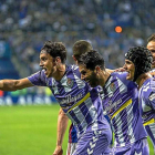 Los jugadores del Valladolid, con Mata a la cabeza, corren a celebrar con los aficionados uno de los goles frente al Oviedo.-PHOTO-DEPORTE