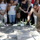 Un momento del sepelio celebrado en el cementerio de San José  en Granada  donde descansan los restos mortales de Chicho Ibáñez Serrador.-PEPE TORRES (EFE)