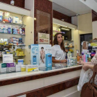 Una clienta compra medicamentos en una farmacia.-EL PERIÓDICO
