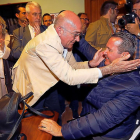 Jesús Julio Carnero abraza al diputado nacional, Ignacio Tremiño, nada más saberse ganador de las primarias del PP-J.M. Lostau