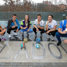 Fátima Koudia, Alejandro Alonso, Elisa Méndez, SergioCasares,Rafaela Bergara y DiegoPérez posan con sus medallas luciendo con las camisetas de sus respectivos clubes.-J.M. LOSTAU