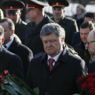 Poroshenko, en el centro, durante un acto celebrado ayer en Kiev.-REUTERS / GLEB GARANICH