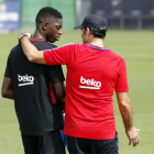 Valverde mima a Dembélé en su primer entrenamiento como jugador azulgrana.-FC BARCELONA