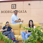 De izquierda a derecha, Alicia Polo, Eulogio Calleja y Laura Sanz, en el jardín de entrada de la bodega lasecana.-ARGICOMUNICACIÓN