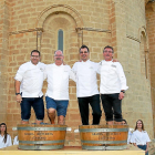 Los cuatro ‘chef’ Dani García, Pedro Subijana, Marc Segarra y Andoni Luis Anduriz ayer, durante la ‘pisada’ de la uva. LOSTAU