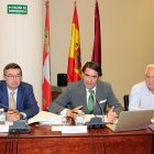 El consejero de Fomento y Medio Ambiente, Juan Carlos Suárez-Quiñónes (C), preside la comisión de gestión del Parque Nacional de Picos de Europa,-ICAL