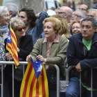 Entre los asistentes a la concentración en apoyo a Rigau, gente mayor y grupos de jubilados.-FERRAN SENDRA