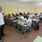 El consejero de Educación, Fernando Rey, durante la visita al Instituto de Educación Secundaria (IES) ‘Juan de Juni’.-ICAL
