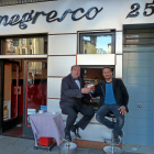 Luis Callejo (d) y Julio brindan con sendas cervezas ante la ventana del Negresco.-T. S. T.