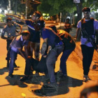 Un grupo de personas ayudan a un herido en el tiroteo en un restaurante de la zona diplomática de Dacca, capital de Bangladés.-AP