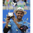 El dominicano Víctor Estrella, con el trofeo de campeón del Abierto de Ecuador.-Foto: AP/ DOLORES OCHOA