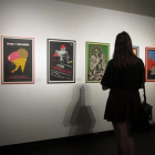 Una mujer contempla algunos de los carteles que forman parte de la exposición.-EUROPA PRESS